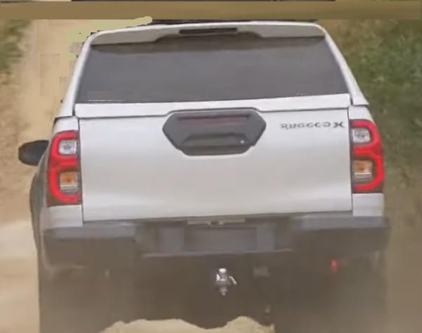 Hardtop mit elektrisch angesteuerten aufklappbaren Seitenscheiben, kabinenhoch, in Wagenfarbe lackiert für Toyota Hilux Doppelkabiner, Modell 2021